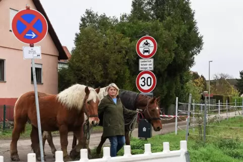 Andrea Gläßgen ist mit ihren Pferden auf dem Weg zum Stall. Der Durchgangsverkehr ist dort verboten. 