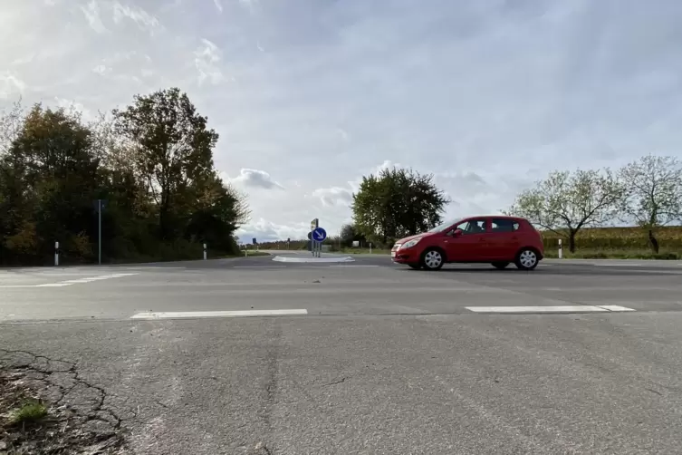 Das ist die Perspektive von Fu&szlig;g&auml;ngern und Radfahrern, die auf H&ouml;he des Spargelhofs M&uuml;ller &uuml;ber die L520 zum neuen Radweg nach L
