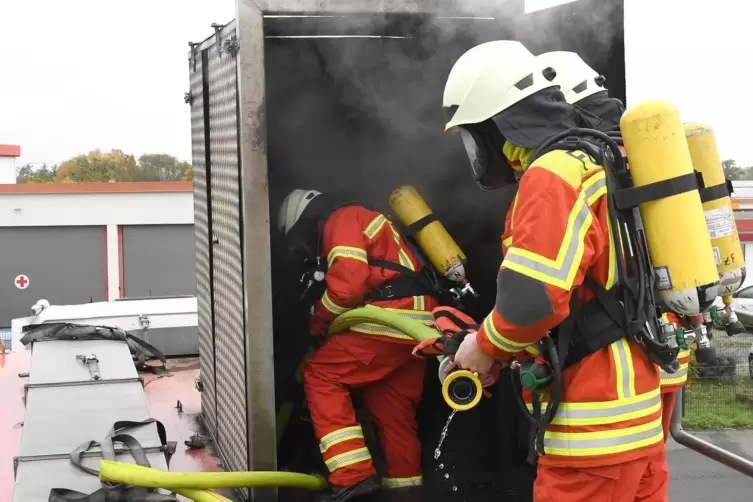 Die Ausr&uuml;stung der Feuerwehrleute ist nicht leicht.