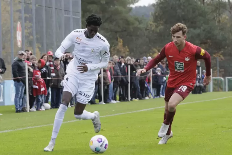 „Die Vielseitigkeit ist eine Stärke von mir“, sagt FCK-Spieler Daniel Hanslik (rechts).