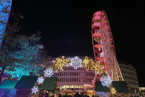 Der Weihnachtsmarkt am Berliner Platz in Ludwigshafen (hier ein Foto aus dem Jahr 2022) hat bereits geöffnet. 