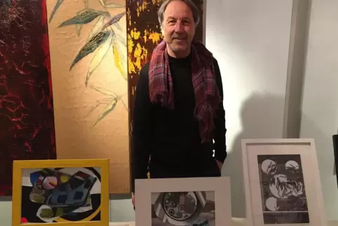 Ulrich Bihler mit einer Auswahl seiner intuitiven Collagen. 