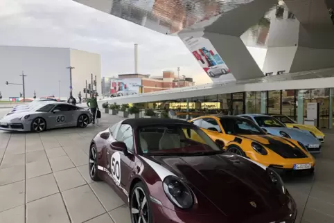 Ob Targa 4S im Heritage Design oder GT3 RS (beide im Vordergrund): 911er-Parade vor dem Start am Porsche-Museum in Zuffenhausen.