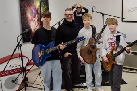 Paul, Tomi, Tom und Matti (von links) bei ihrem Videodreh mit den exklusiven Instrumenten von Gitarrenbauer Jens Ritter (Mitte).