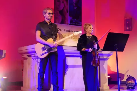 Dem Zauber von 1001 Nacht auf der Spur: Mahasti Kamdar (Geige) und Martin Achtelik (Gitarre). 