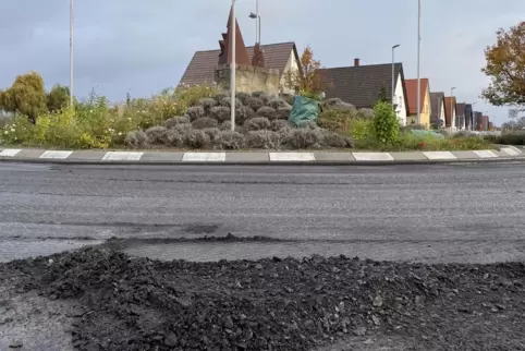 Am Montagmorgen haben Arbeiter die Straßendecke am Kreisel abgefräst. Dahinter (links) verläuft die K8, die ebenfalls gesperrt i