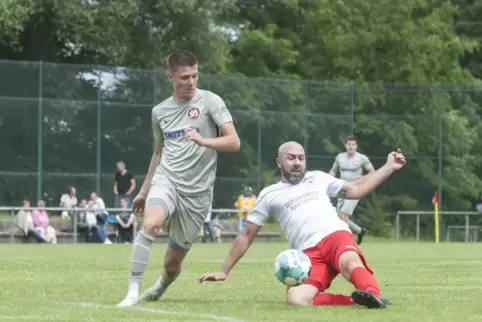 Sein Doppelpack bewahrte den SV Steinwenden nicht vor der Niederlage: David Höft (links). 