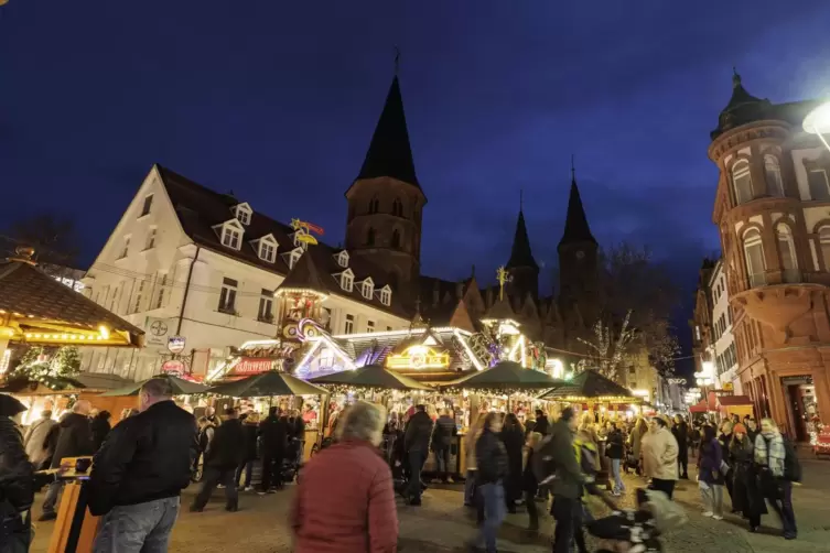 Rund um die Stiftskirche findet der Weihnachtsmarkt statt.