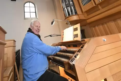 Für Oswald Frey ist es mittlerweile schwierig, die Orgel in St. Ludwig zu erreichen. Unser Bild zeigt ihn im Jahr 2018.