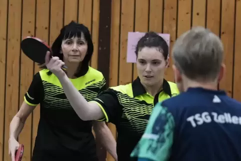 Bettina Schmidt (hinten) und Anika Links gewinnen ihr Doppel.