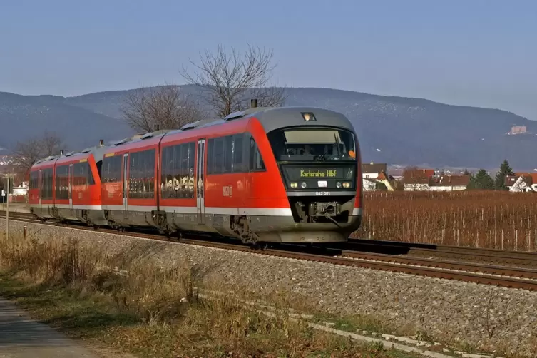 Als Regional-Express von Kaiserslautern über Neustadt und Landau nach Karlsruhe fahren derzeit noch Dieseltriebwagen, die ab End