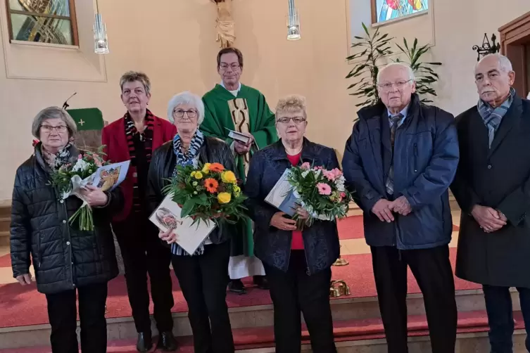 Die anwesenden Geehrten mit dem Chorvorstand. Im Bild von links: Monika Schmidt, Beate Schnur, Gertrud Katitsch, Pfarrer Johanne
