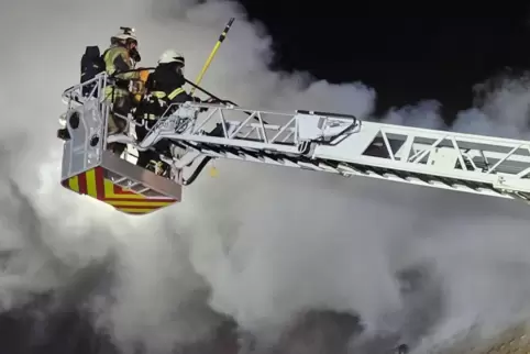 Flammen und Qualm kamen den Feuerwehrleuten entgegen, die ausgerüstet mit Atemschutzgeräten den Brand bekämpften.