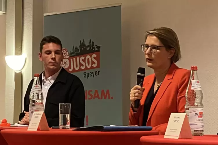 Im Gespr&auml;ch: der Speyerer Juso-Vorsitzende Nicholas Herbin und Bildungsministerin Stefanie Hubig.