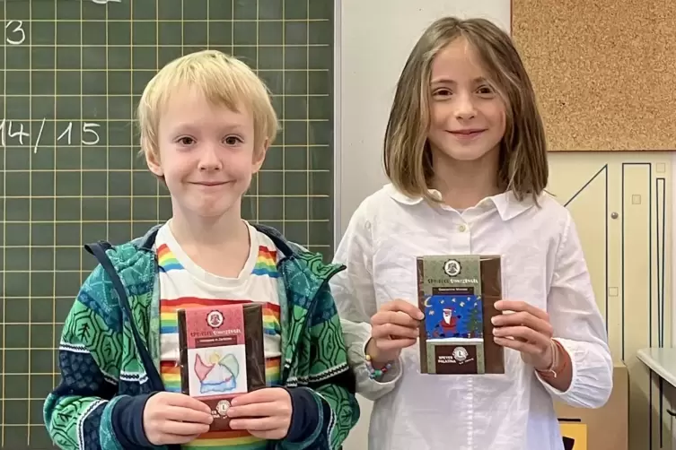 Stolze Sieger beim Malwettbewerb mit der Benefiz-Schokolade und „ihren“ Motiven: Elias Huschto und Sophie Reinle.