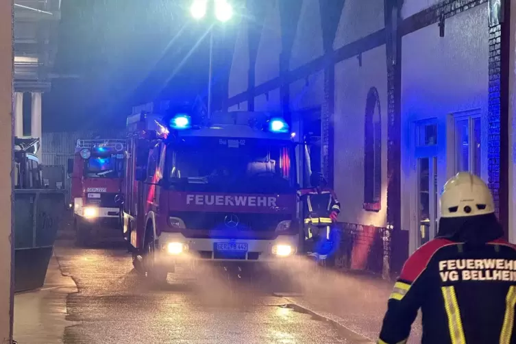 Die Feuerwehren Bellheim und Ottersheim waren mit sieben Fahrzeugen und etwa 45 Leuten im Übungseinsatz. 