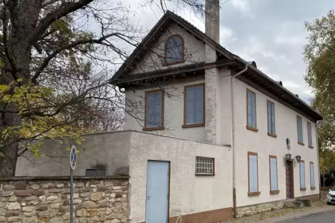 Weil der Südwestdeutsche Fechtverband dieses Gebäude im Dirmsteiner Ortskern genutzt hat, wird es Landesfechtschule genannt.