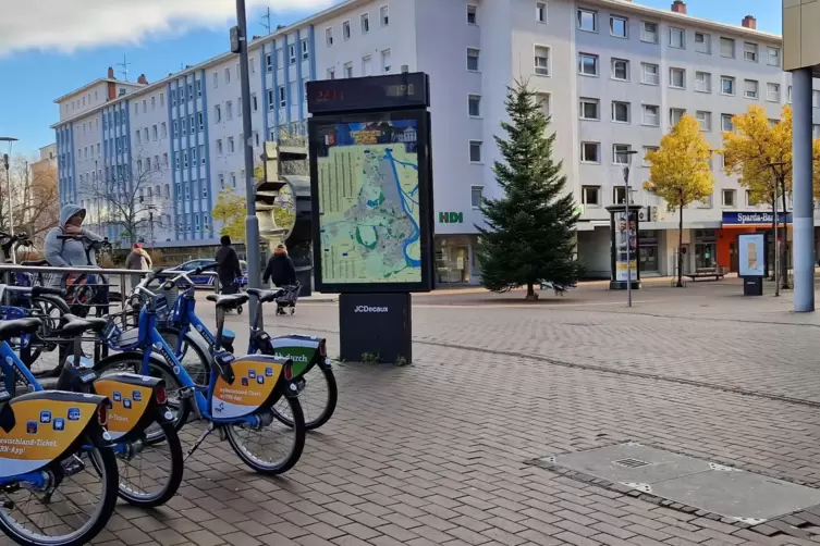 VRN-Nextbike-Station am Rathausplatz. Die Traverse von der Jaegerstra&szlig;e zum Ludwigsplatz f&uuml;hrt hier vorbei und soll in wenigen M