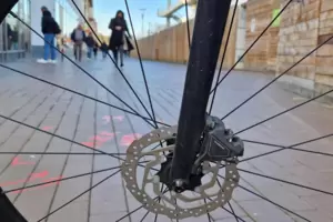 Der Bereich der Fußgängerzone am Rathausplatz soll für Radfahrer geöffnet werden.