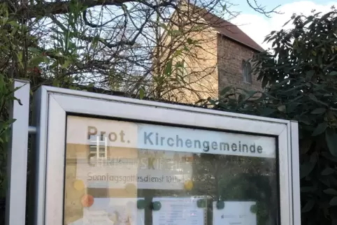 Ein Aushang vor der protestantischen Kirche in Ernstweiler gibt bekannt, dass es im Winter nur noch alle 14 Tage Gottesdienste g