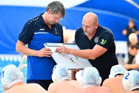 SCN-Trainer Thorsten Preuß (links, mit Betreuer Lars Ananias) nimmt Spieler zum Abkühlen aus dem Wasser, wenn er bemerkt, dass s