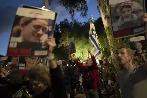 Demonstranten in Tel Aviv fordern die Freilassung der Geiseln. 