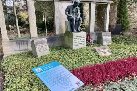 Der Waldfriedhof als Heimatkundemuseum: Ein Rundweg erzählt anhand von Familiengräbern die Stadtgeschichte von Pirmasens mal aus