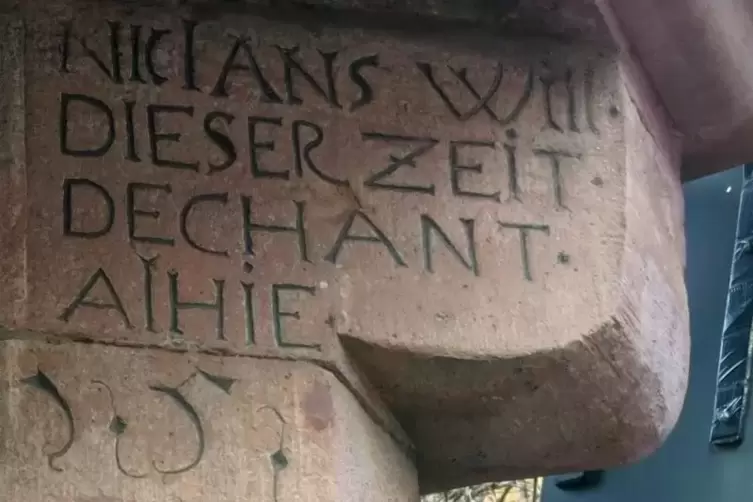 Hausinschriften erzählen Geschichte – hier ein Konsolstein, der an den Bauherrn und Stiftsdechanten Niclas Will erinnert. 