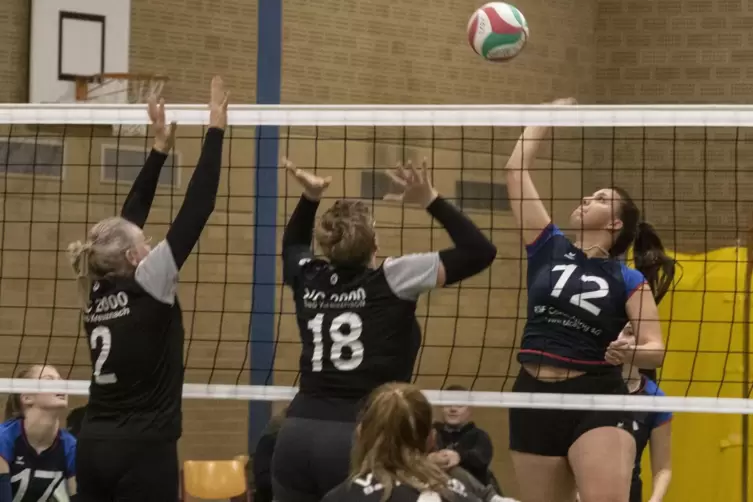 Celine Juricinec-Bauer (rechts) von der TuS Alsenz schmettert den Ball gegen Bad Kreuznach. 