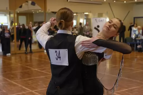 Clara Illichmann (links) und Marit Eisenbarth (im Turnierkleid) aus der Tanzwelt Movement holten einen Landestitel.