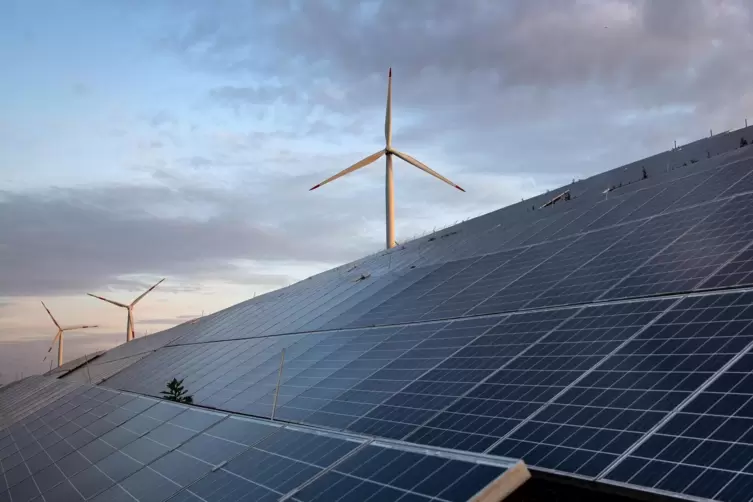 Solar- und Windanlagen sind entscheidend für die Energiewende.