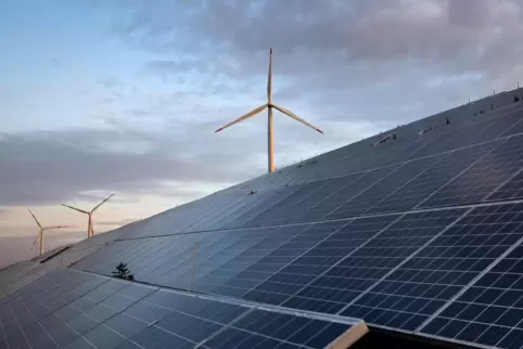 Solar- und Windanlagen sind entscheidend für die Energiewende.