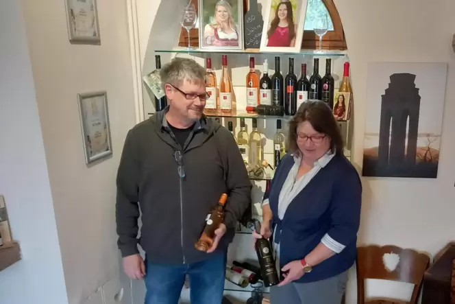 Jörg und Ilona Bayer führen das Weingut Martinspforte in der sechsten Generation. Jörg und Ilona Bayer führen das Weingut Martinspforte in der sechsten Generation.