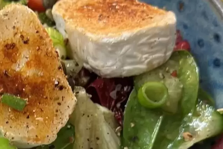 Knackig frisch: Salatteller mit karamelliertem Ziegenk&auml;se.