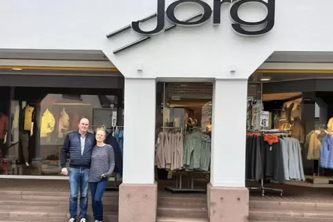  Jörg-Volker Häutle und seine Partnerin Sylvia Adam starten am 30. November den Räumungsverkauf im Modehaus Jörg. 