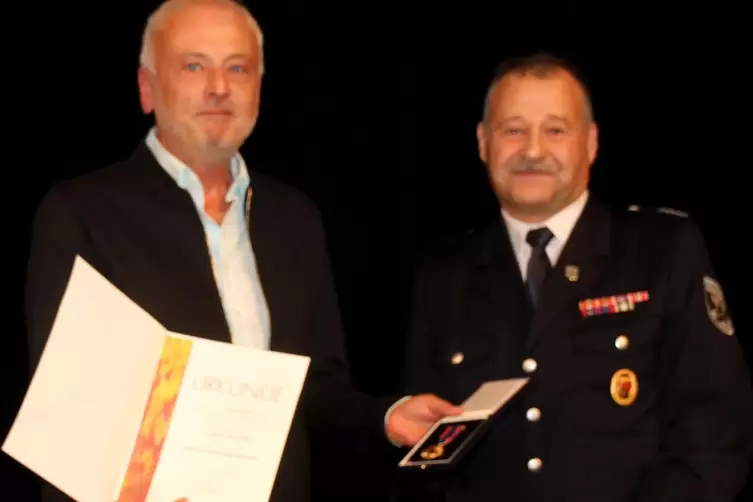 Wehrleiter Thomas Jung (rechts) überreichte Uwe Unnold die Feuerwehr-Ehrenmedaille des deutschen Feuerwehrverbandes. 