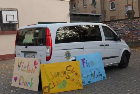 Als Dank für den zweiten Bus hatten die Schüler Plakate für die Spender gestaltet.
