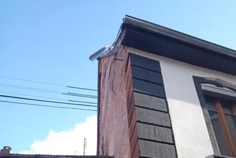 Das lose hängende Blech am Dach könnte bei Wind heruntergerissen werden. 