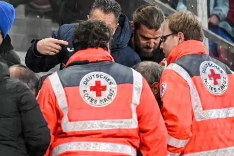 Bundesliga vor zwei Wochen in Augsburg. Ein Hoffenheim-Fan muss nach einem Böller behandelt werden.