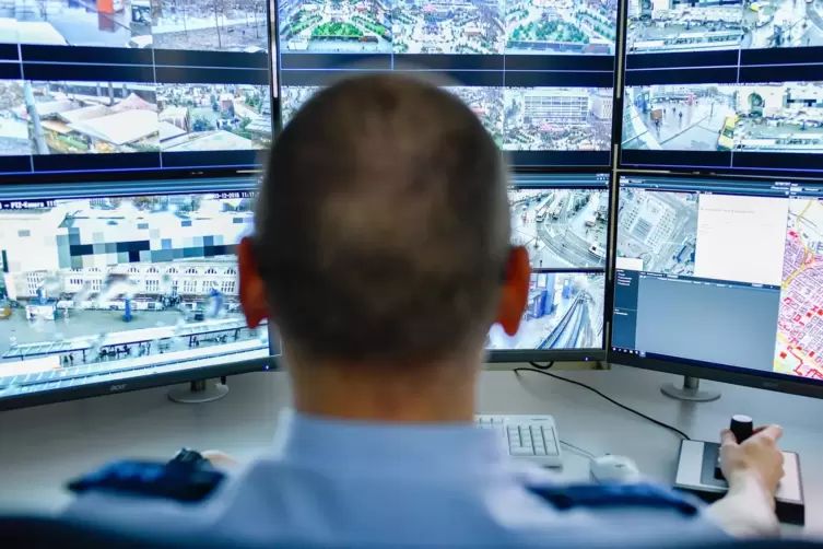 Mannheim im Blick: Ein Beamter sitzt im Polizeipräsidium vor den Monitoren, auf die die Bilder der Überwachungskameras übertrage