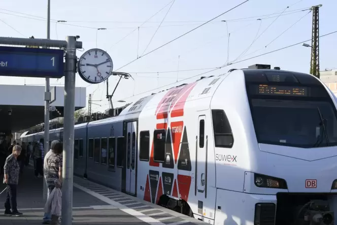 Auch während der Riedbahn-Sperrung fährt stündlich ein Zug flott von Frankenthal nach Mainz und sogar weiter nach Frankfurt.