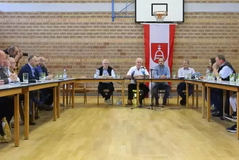 Im August erklärten Peter Gauweiler (Mitte), Bürgermeister von Freisbach, und die Mitglieder des Gemeinderats ihren Rücktritt. 