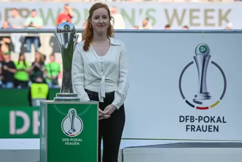 Schiedsrichterin Sophie Burkhart aus Marienborn präsentierte den Pokal beim DFB-Pokalfinale. Am Sonntag pfeift sie das Auswärtsd