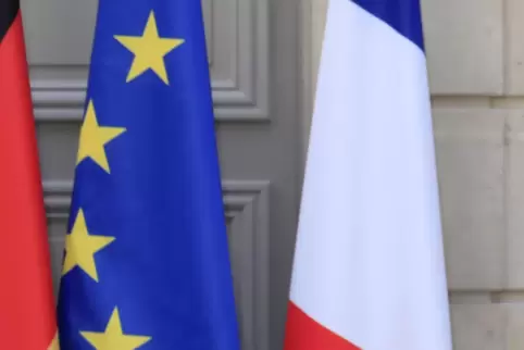 Die französische neben der EU-Fahne: Offiziell fordert die französische Regierung in der EU nur die Mehrsprachigkeit ein. 
