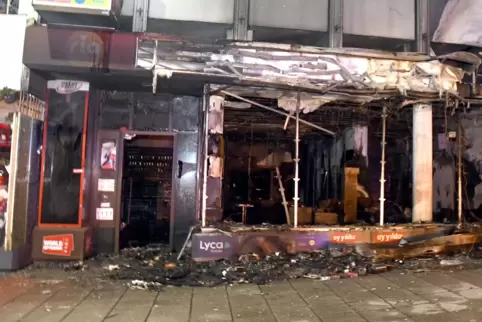 Raub der Flammen: der ausgebrannte Handyladen am Wormser Obermarkt.