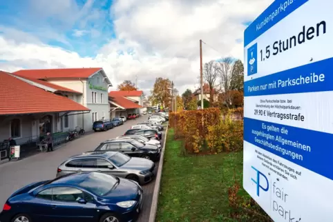 Hinweisschild bei Denn’s in der Bahnhofstraße: Parken nur für Kunden – und maximal eineinhalb Stunden lang.