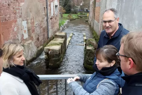 Laura Fuchs vom Planungsbüro erklärt den anwesenden Politikern den Fischpass. Auch Ministerin Katrin Eder (links) war gekommen. 