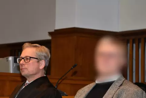 Der frühere Pfarrer (rechts) zusammen mit seinem Anwalt Christoph Lerg im Februar im Gericht in Saarbrücken.