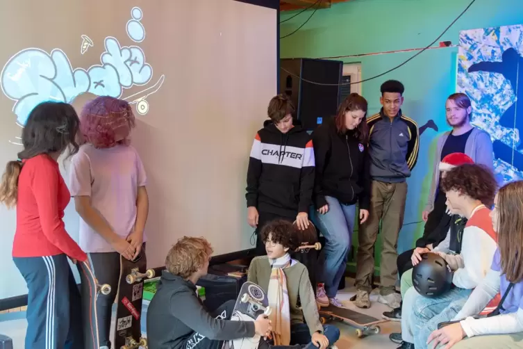 19 Jungen und M&auml;dchen unterschiedliches Alters nahmen an dem Skate-Projekt teil.
