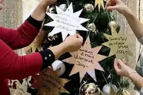 In früheren Jahren: Spendensterne am Aktions-Weihnachtsbaum. 